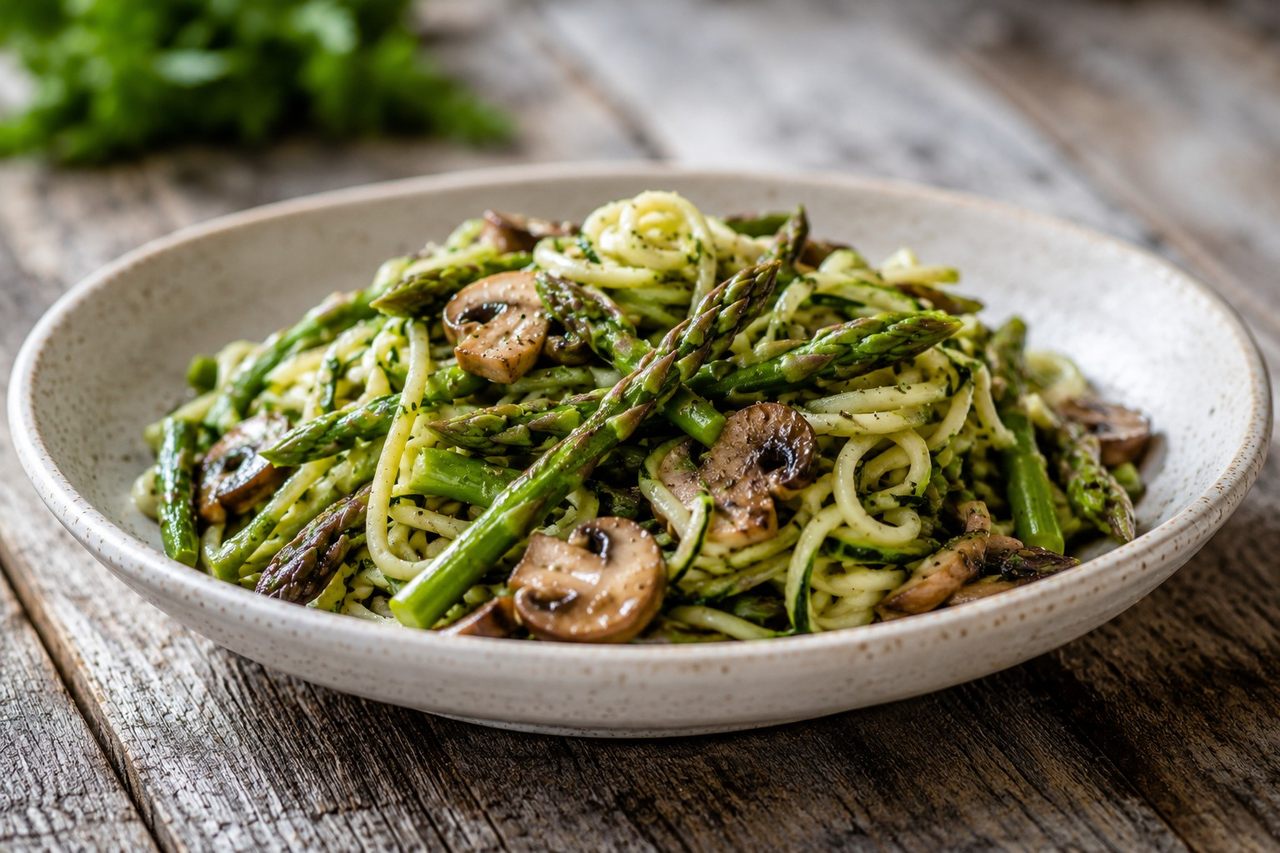 Asparagus and zucchini noodle salad: a green, gentle plate that comes together in 1 pot