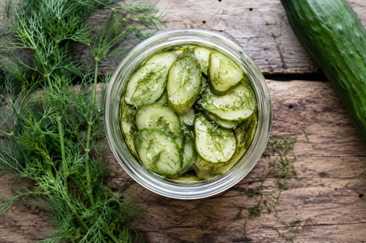 Quick pickled cucumbers: a no-cook jar ready in an hour
